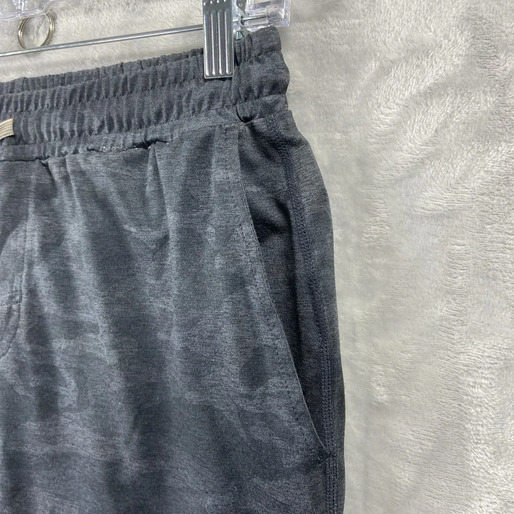 Vuori Pants mens Small 29x29 Sunday Performance Jogger Camo AOP Athletic Tapered